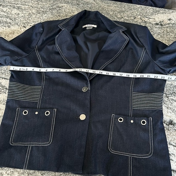 TanJay, Size 16P, dark blue blazer, with white stitching, two buttons, 2 pockets - Picture 11 of 13